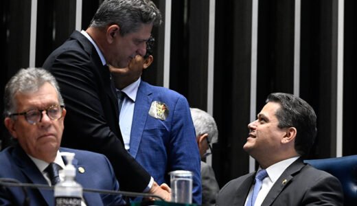 Presidente do Senado Federal, senador Davi Alcolumbre, conversa com senador Rogério Carvalho.