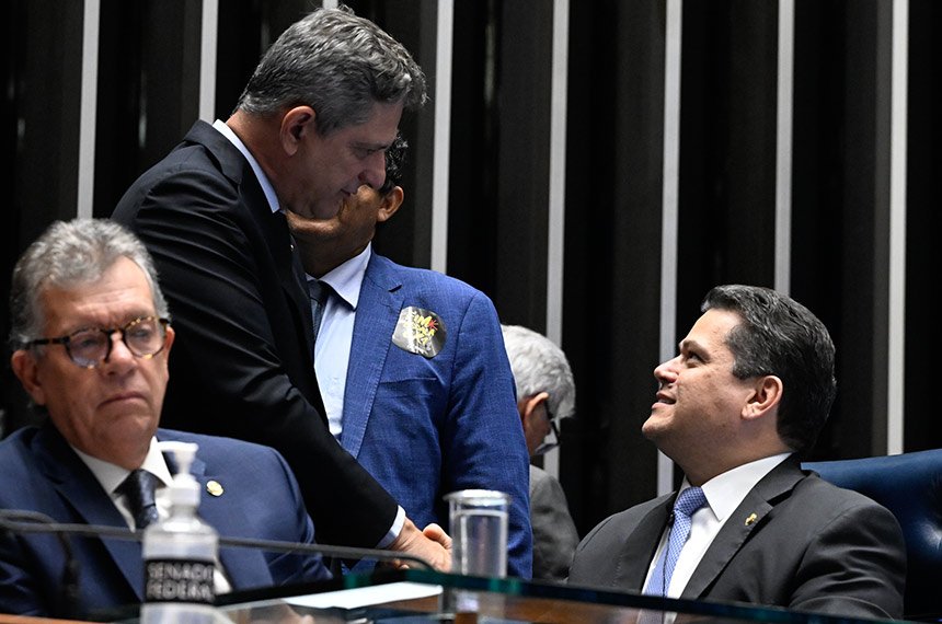 Presidente do Senado Federal, senador Davi Alcolumbre, conversa com senador Rogério Carvalho.